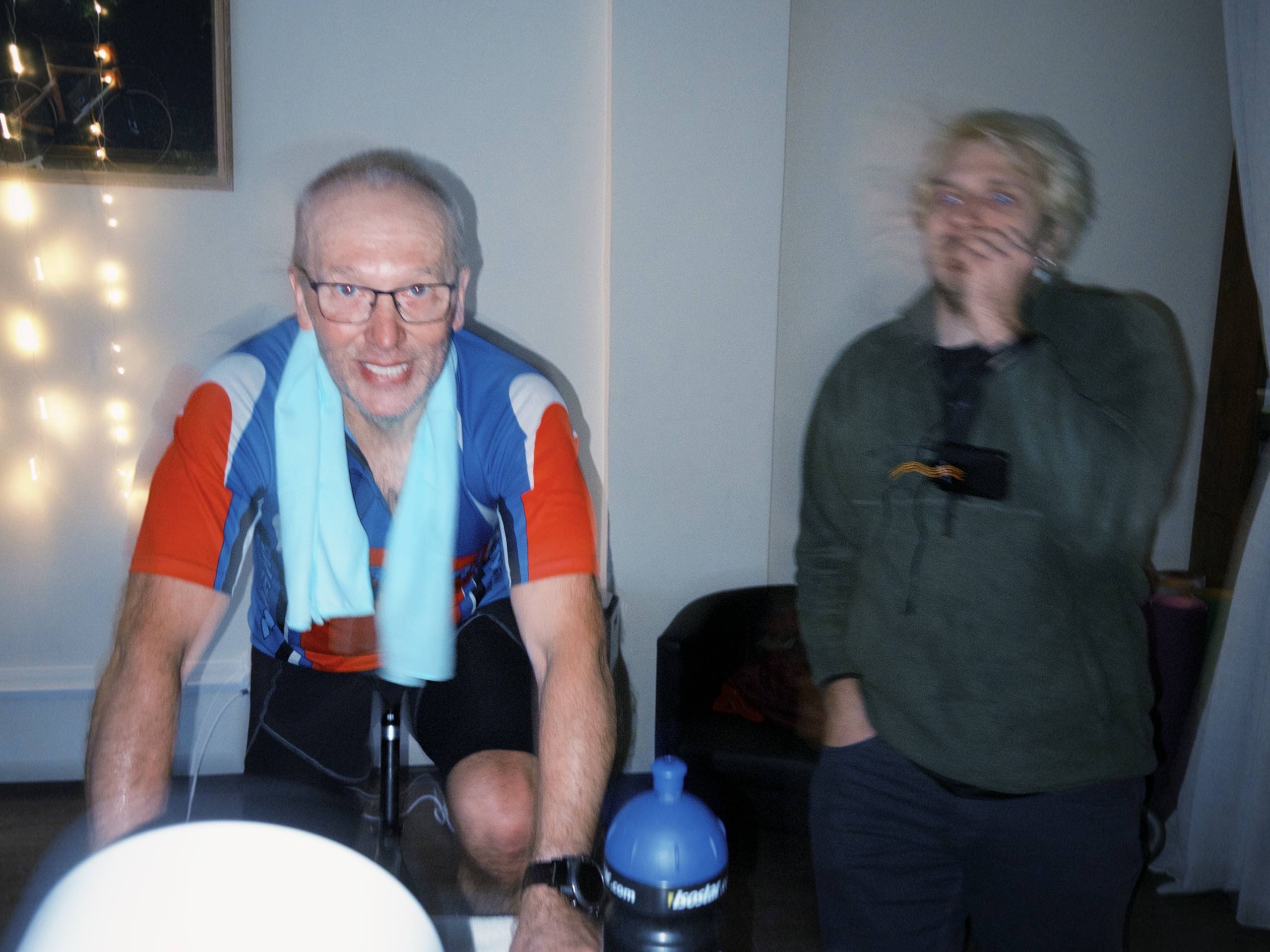 Зал велостудии: станки, велосипеды и экраны